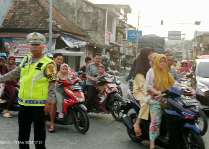 Kemeriahan Takjil di Muaradua, Cerita Kemacetan dan Solidaritas di Jalan Raya