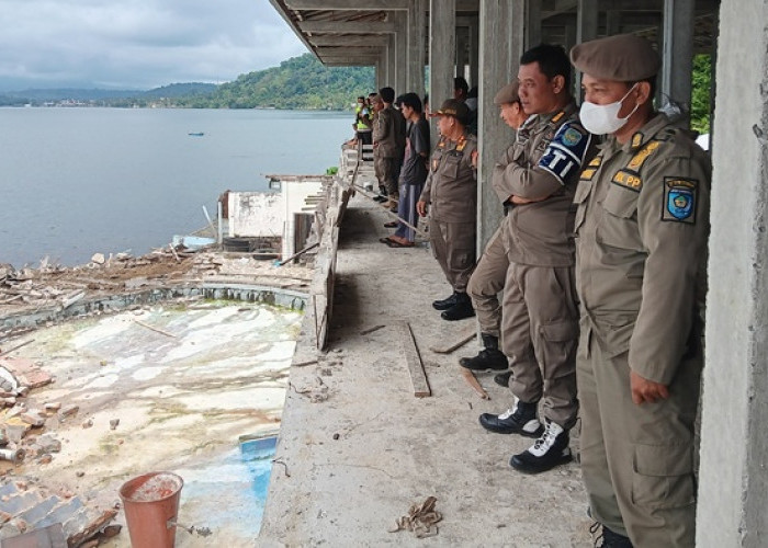 Tim Dinas Pol-PP Kerahkan 70 Personel untuk Amankan Proses Pembongkaran Hotel RI di OKU Selatan