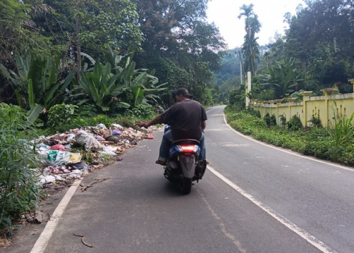 Warga Resah, Sampah Liar Penuhi Jalan Lintas Muaradua