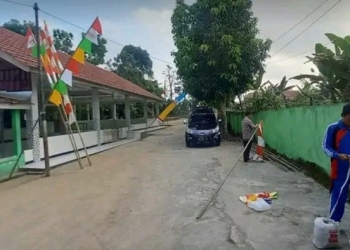 Pasang Umbul-Umbul Dihalaman Madrasah