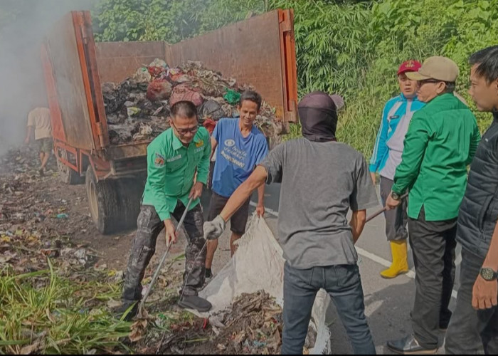 Sekda OKU Selatan Pimpin Aksi Gotong Royong Bersihkan Sampah Liar di Kisau, Ajak Masyarakat Patuhi Perda