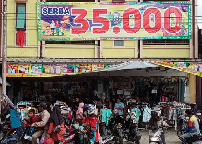  Jelang Lebaran, Warga Lokal Serbu Toko Baju Serba 35 Ribu