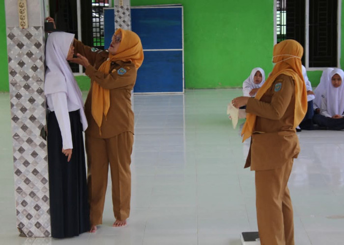 Nakes Puskesmas Muaradua Skrining Kesehatan Siswa MTsN 01 OKU Selatan