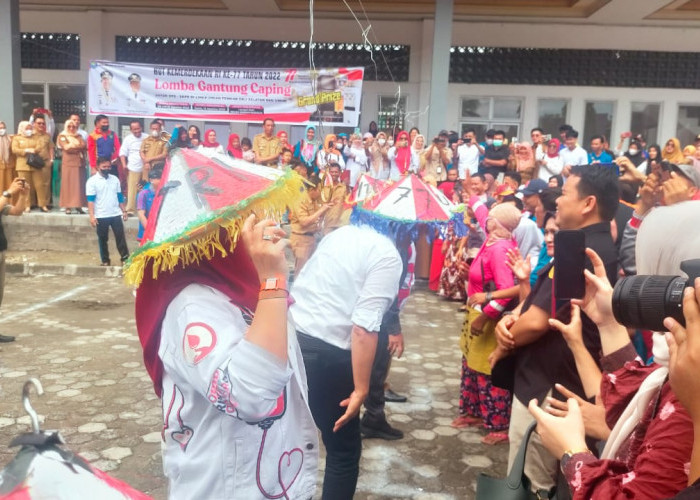 Wakil Bupati Berserta Istri dan Isyana Lonetasari Popo Ikut Meriahkan Lomba Gantung Caping