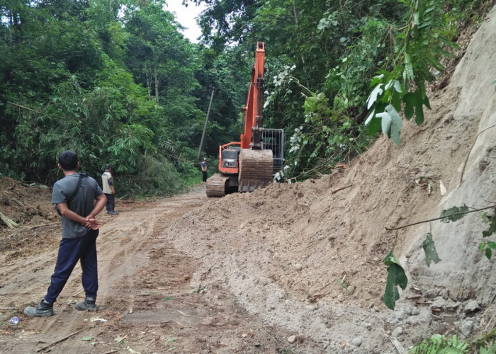 Turunkan Alat Berat Bersihkan Material Longsor di Desa Tanjung Iman