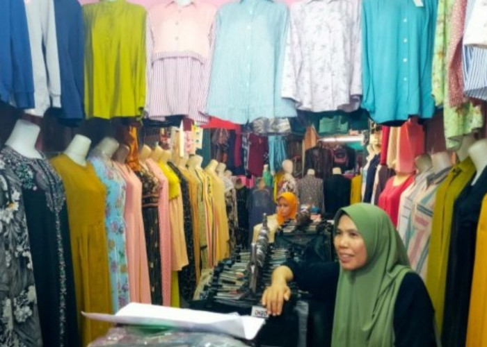 Pedagang Baju di Pasar Saka Selabung Kalah Saing dengan Online Shop, Kerugian Kian Membengkak