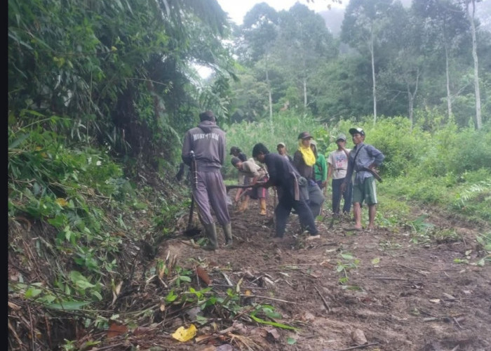 Warga Bandar Alam Lama Kompak Gotong Royong Perbaiki Akses Jalan Desa