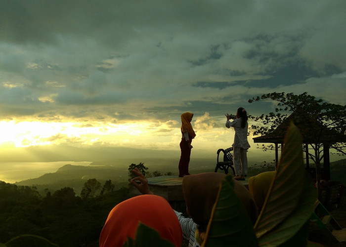 Nih Wisata  Paling Cocok Buat Selfie di Danau Ranau!! Yuk Kunjungi Nikmati Sunset Dari Ketinggian