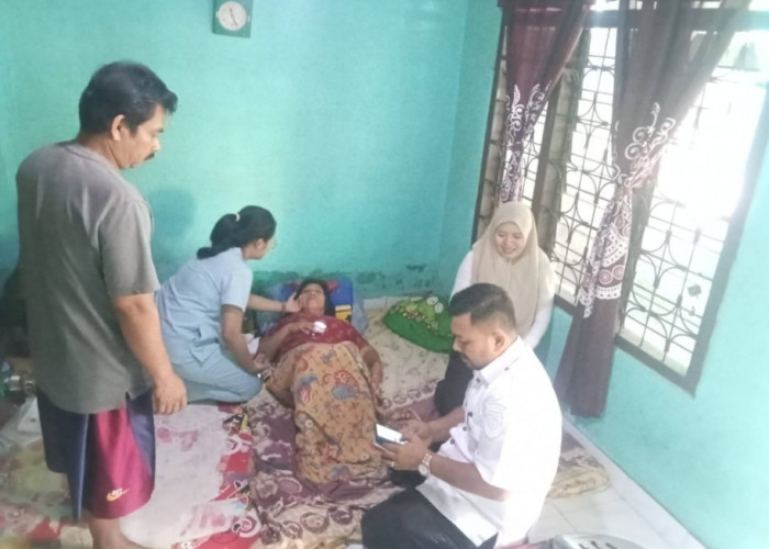 Ajak Bidan dan Perangkat Kelurahan, Lurah Pasar Muaradua Jenguk Warga Sakit hingga Antar ke RSUD