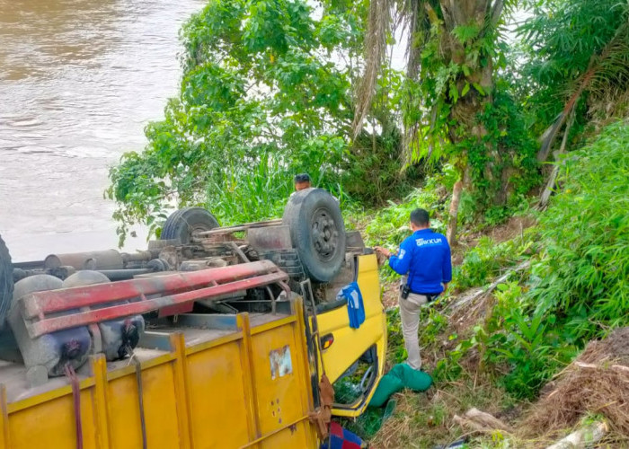 Kena Salip, Truck Pengangkut Bata Terguling