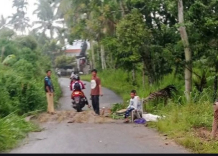 Longsor Putus Akses Rantau Nipis–Mekakau Ilir, Warga Bergerak Cepat Lakukan Penanganan Darurat