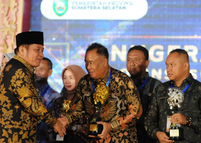 Gubernur Sumatera Selatan Herman Deru Memberikan Anugerah kepada 87 Inovator dari 16 Kategori