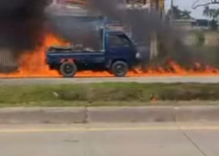 Kebakaran Hebat Mobil Pickup di Jalan Alamsyah Prawiranegara, Palembang, Diduga Bawa BBM