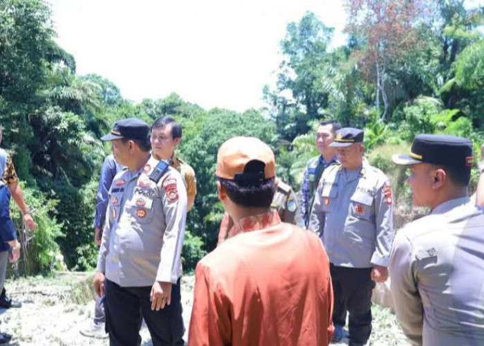 Bupati OKU Selatan Tinjau Langsung Lokasi Longsor di Perumahan HKS 1 Kecipung