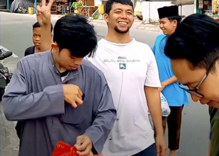 Jamaah Masjid Bagikan Takjil kepada Pengguna Jalan di Muaradua