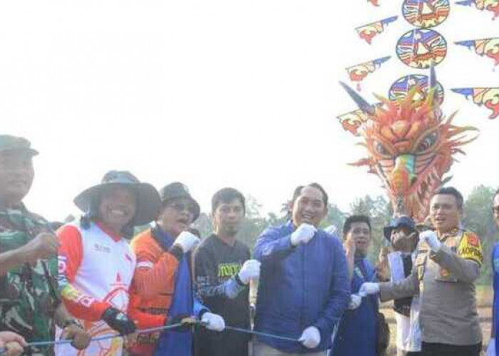Festival Layang-Layang Sriwijaya Danau Ranau 2023 Digelar, Bupati Popo Ali Ikut Tarik Benang