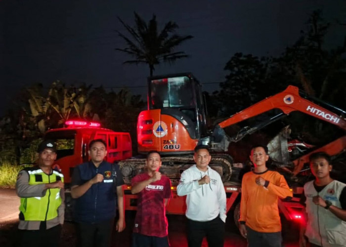BPBD Turunkan Alat Berat, Longsor Tutup Akses Jalan Menuju Desa Tanjung Harapan