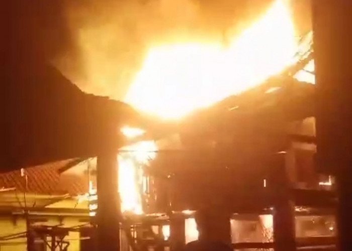 Kebakaran Hebat Hanguskan Rumah Panggung di Desa Sundan OKU