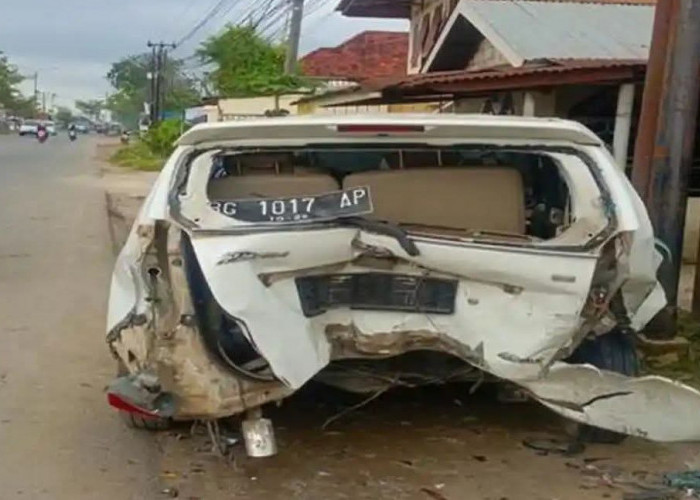 Kecelakaan Lalu Lintas di Palembang: Honda Jazz Tabrak Toyota Avanza dari Belakang
