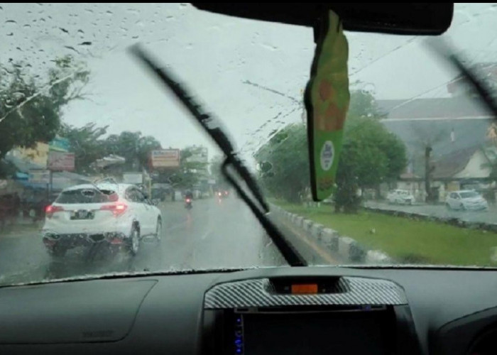 Peringatan Dini Cuaca Sumatera Selatan: Hujan Lebat Disertai Petir dan Angin Kencang Berpotensi Meluas Hingga 