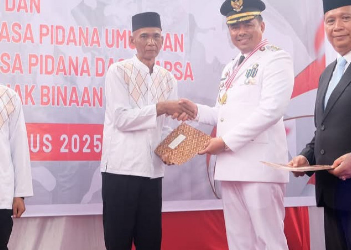 HUT ke-80 Kemerdekaan RI, Bupati OKU Selatan Serahkan Remisi kepada Warga Binaan Lapas Kelas IIB Muaradua