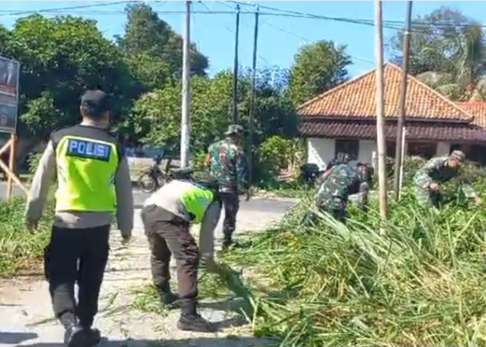 TNI-Polri Bantu Warga Muaradua Bersihkan Semak Belukar