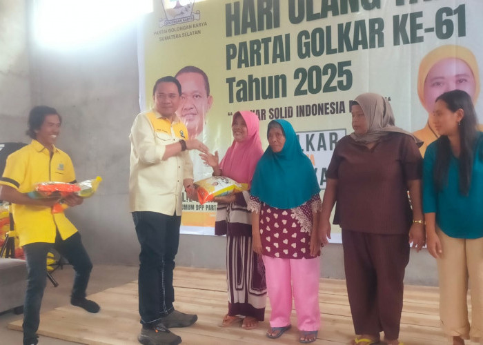 Ketua DPRD Sumsel Bersama Tim Bagikan 5 Ton Beras ke Masyarakat