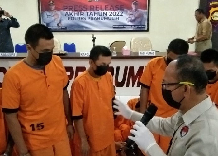 Lagi Nikmati Barang Haram, Tiba-tiba Digerebek Polisi