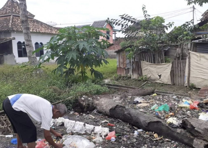Warga Paruh Baya di Muaradua, 33 Tahun Mengabdikan Diri Menjaga Kebersihan Lingkungan