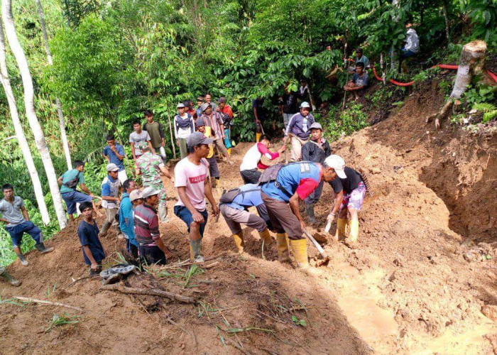 Warga Desa Tanjung Harapan OKU Selatan Swadaya Bersihkan Material Longsor