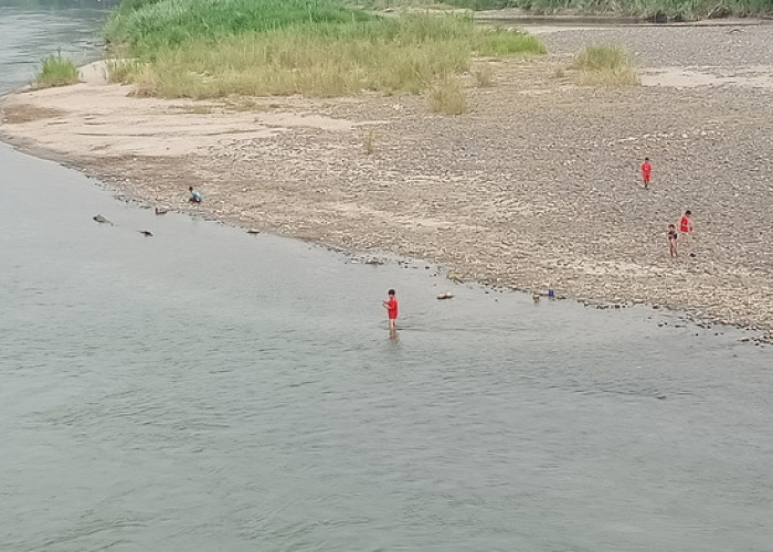 Sungai Komering Mengecil, Jadi tempat Bermain Anak-anak