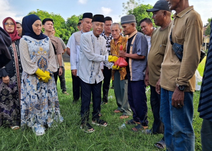 Polres OKU Selatan Bagikan Ratusan Kantong Daging Qurban ke Warga