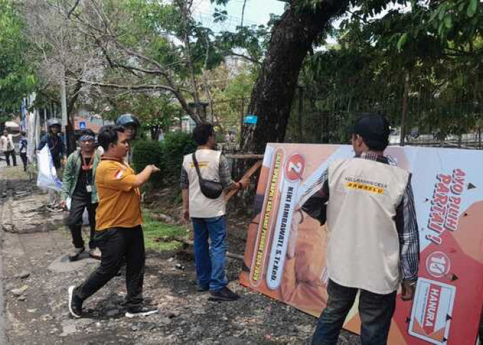 Bawaslu Bersama Polisi dan TNI Lakukan Penertiban APK Kampanye