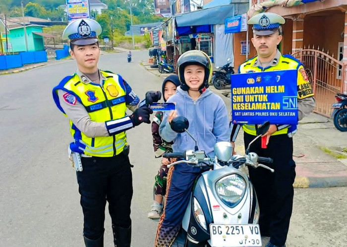 Polres OKU Selatan Ingatkan Pentingnya Kesadaran Memakai Helm Demi Keselamatan Berkendara
