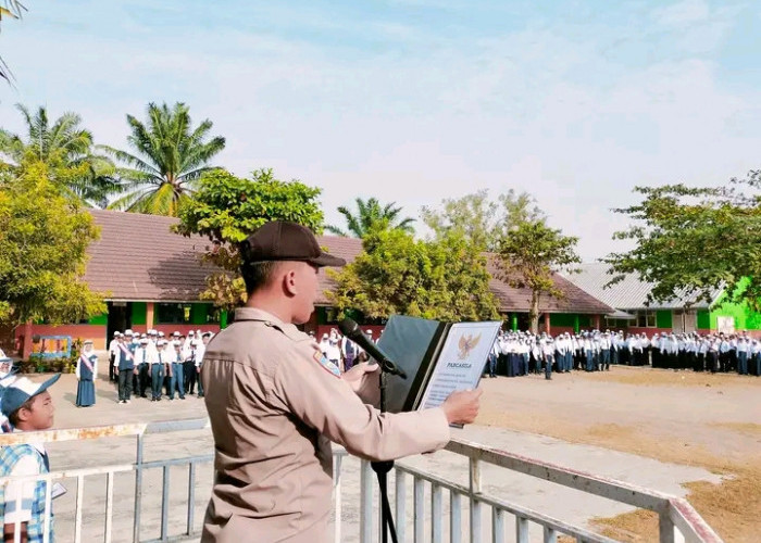 Sampaikan Bahaya Narkoba, Babin Simpang Jadi Pembina Upacara