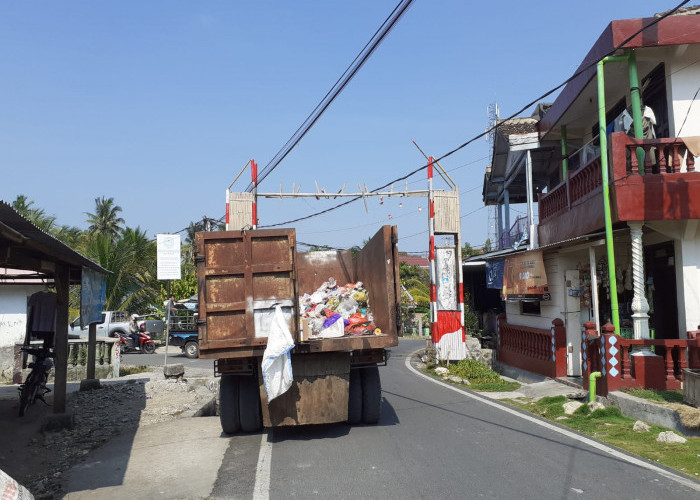 Waduh, Sopir Truk Sampah di OKUS Keluhkan Beban Pembelian BBM yang Dibebankan ke Pribadi