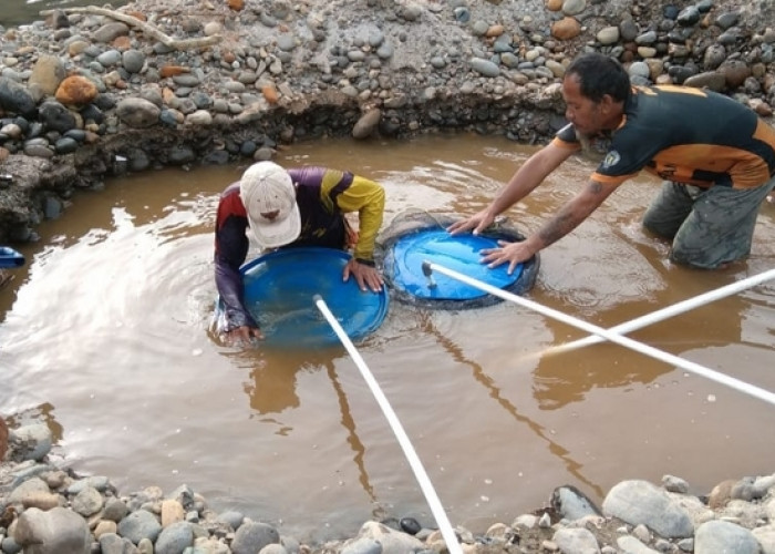 Siasati PDAM Yang Kerap Mati, Warga Bikin Sumur di Pinggir Sungai