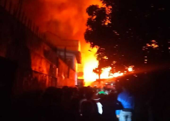 Kebakaran Melanda Kawasan Padat Penduduk di Palembang, 7 Rumah Ludes Terbakar, 22 KK Kehilangan Tempat Tinggal