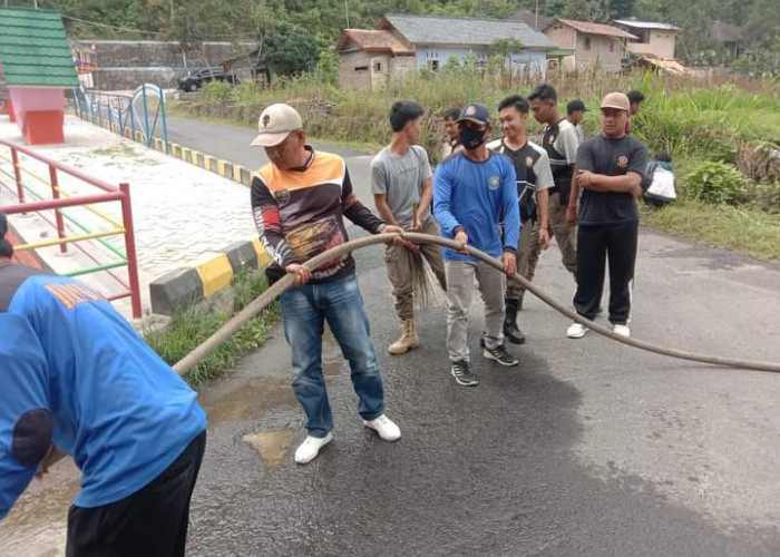 Demi Sukseskan Event, Kompas Ranau Bersihkan Pasir di Rute SRGF
