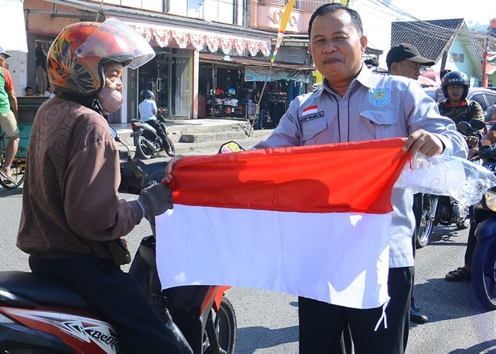 Pemda Bagikan 1000 Lebih Bendera Merah Putih