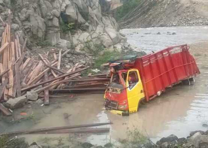 Truk Terguling Sejauh Puluhan Meter, 3 Orang Meninggal