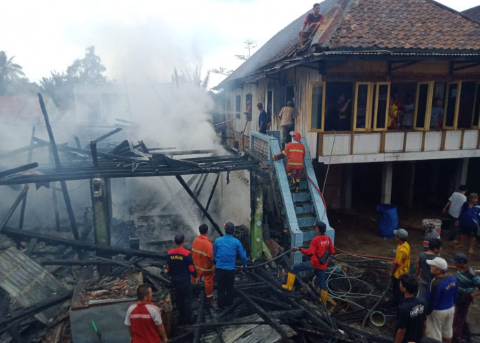 Diduga Konsleting Listrik, Rumah Panggung di Simpang Sender Hangus Terbakar