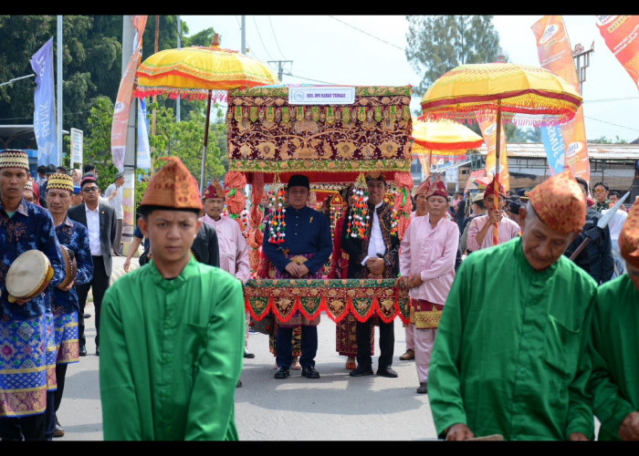 Gubernur Provinsi Meriahkan Acara Festival Danau Ranau OKU Selatan