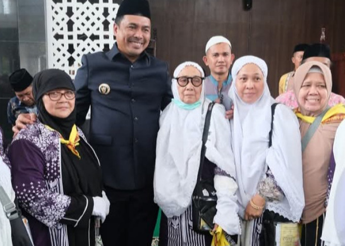 Bupati Abusama Sambut Hangat Kepulangan Jamaah Haji OKU Selatan 2025