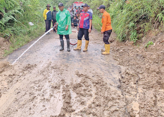 Longsor Sempat Tutup Jalan Penghubung di 3 Kecamatan Semendo Darat Ulu