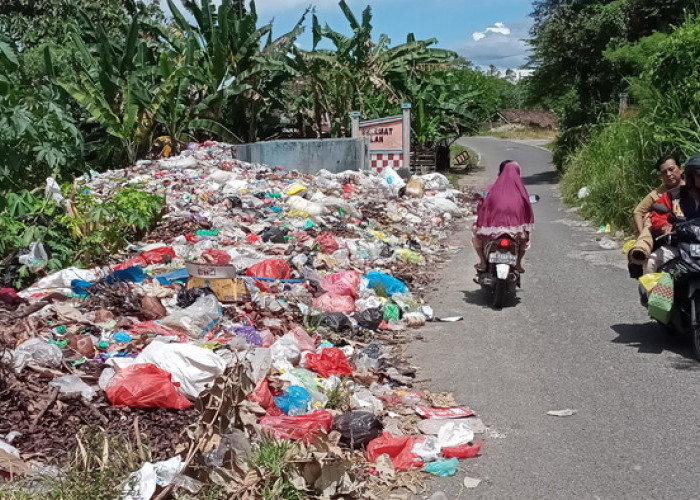 Miris, Gerbang Desa Pendagan Jadi TPA Liar