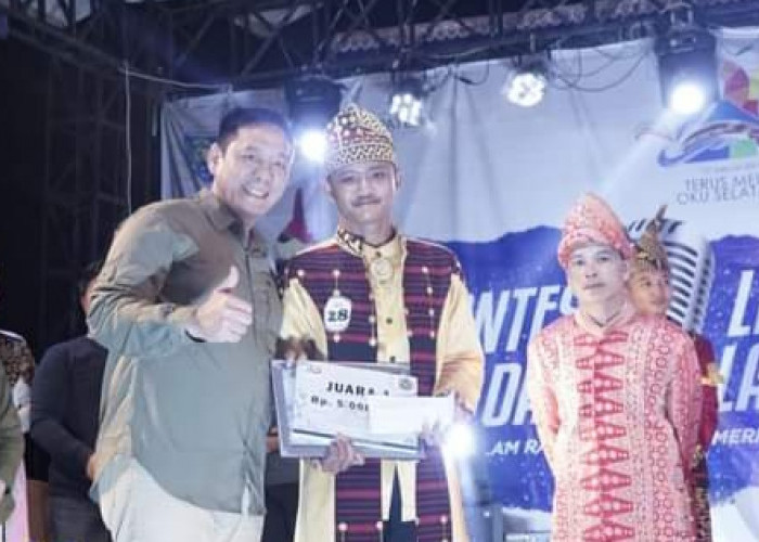Wakil Bupati Serahkan Hadiah kepada Pemenang Lomba Karaoke
