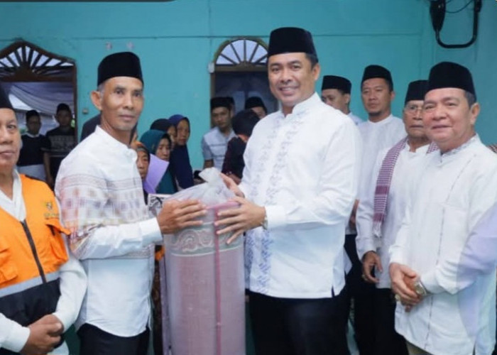 Safari Ramadan di Masjid Nurul Amal, Bupati OKU Selatan Serahkan Bantuan untuk Warga