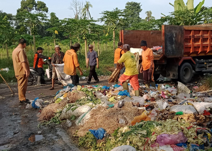 Puluhan Pasukan Kuning Bersihkan Pasar Saka Selabung