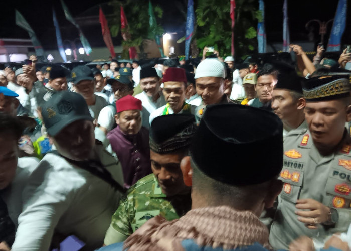Ribuan Warga OKU Selatan Padati Masjid Agung Al-Muhtadin, Dengarkan Tausiyah Ustaz Abdul Somad pada Malam Nuzu